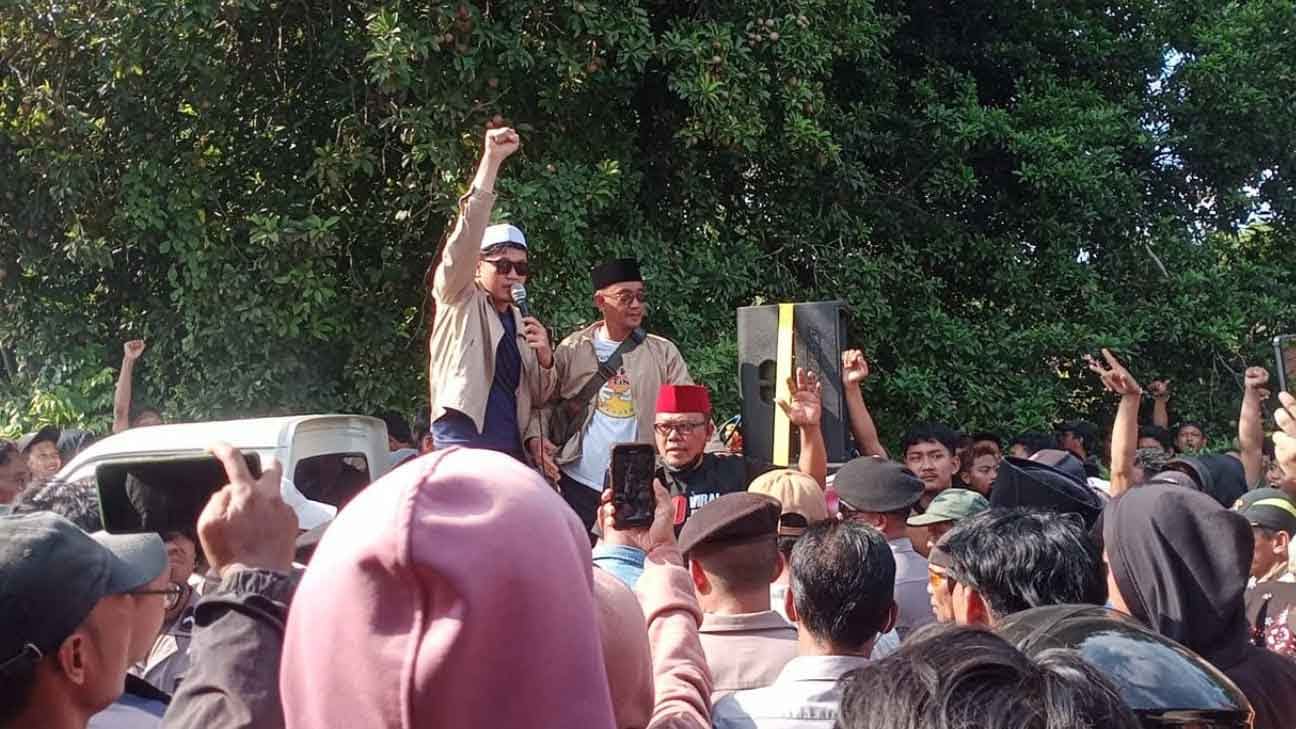 Ribuan warga melakukan aksi unjuk rasa terkait dengan kasus dugaan pencabulan yang dilakukan oleh oknum kiai pemilik pesantren di Kecamatan Tlogowungu, Pati, Jawa Tengah. ( Foto tangkapan layar Facebook WongPucang )