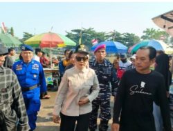Meriah!Mulai Dari Kepala Sapi Hingga Kopi, Ratusan Warga Gempolsewu Rowosari Kendal Padati Pantai Tawang untuk Larung Sesaji