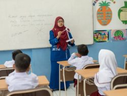 Ketika Ruang Kelas Kehilangan Kehangatan: 10 Tanda Guru Sombong yang Kerap Tak Disadari