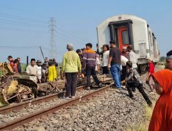 Dum! Truk Remuk Diterjang Ambarawa Ekspres, Terseret 100 Meter di Blora, Ban Terbang Hantam Motor di Sawah!