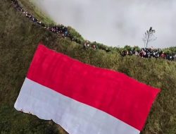 Menembus Kabut Puncak Gunung Andong, Pengibaran Bendera 81 Meter Berjalan Khidmat