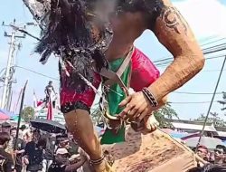 Diduga Terkena Percikan Flare, Kepala Ogoh-Ogoh di Karnaval Pretek, Batang Hangus Dilalap Api